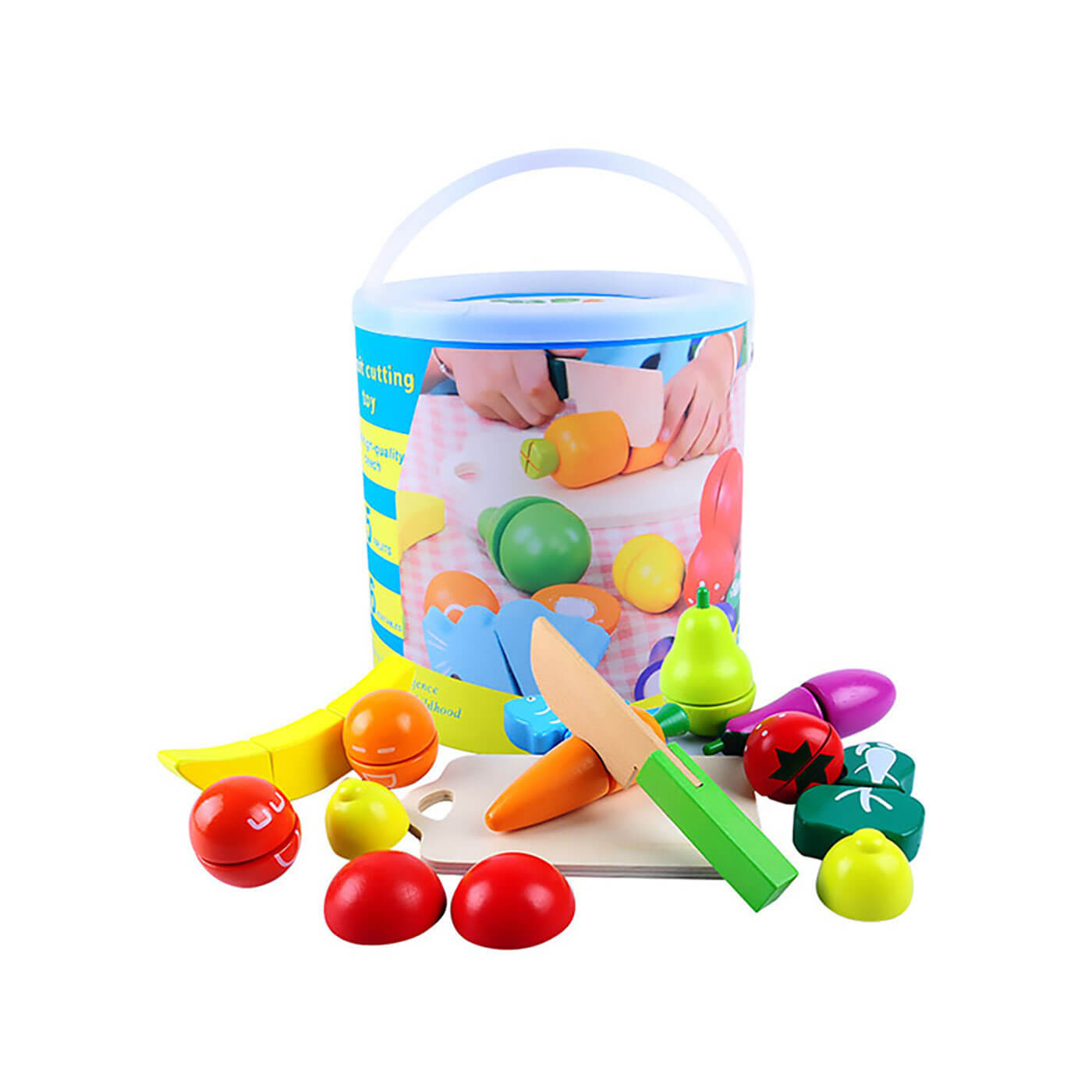 Zestaw drewnianych warzyw i owoców krojenia na rzep z nożykiem i deską