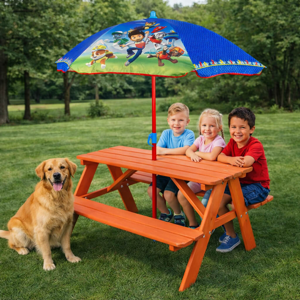 Drewniany stolik ogrodowy dla dzieci z parasolem