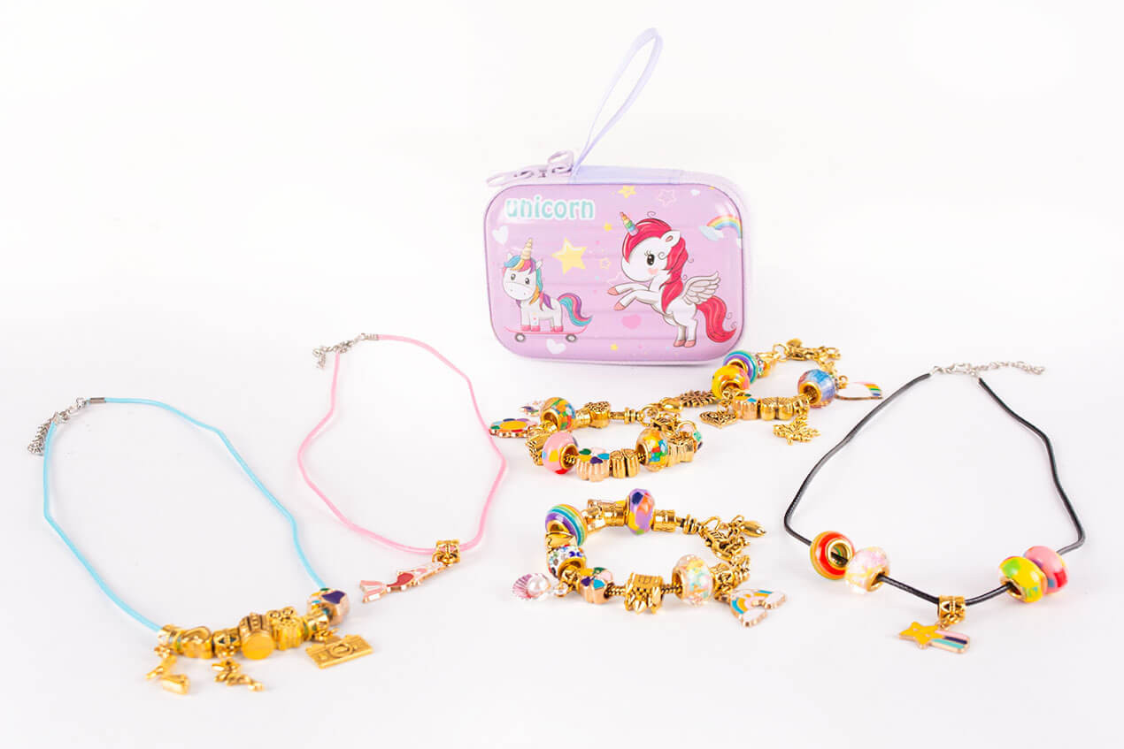 Zestaw biżuterii z zawieszkami i koralkami 